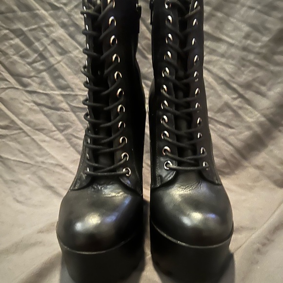 Steve Madden ankle high heels boots. Black size 9. Side zipper.Great condition - Picture 5 of 6